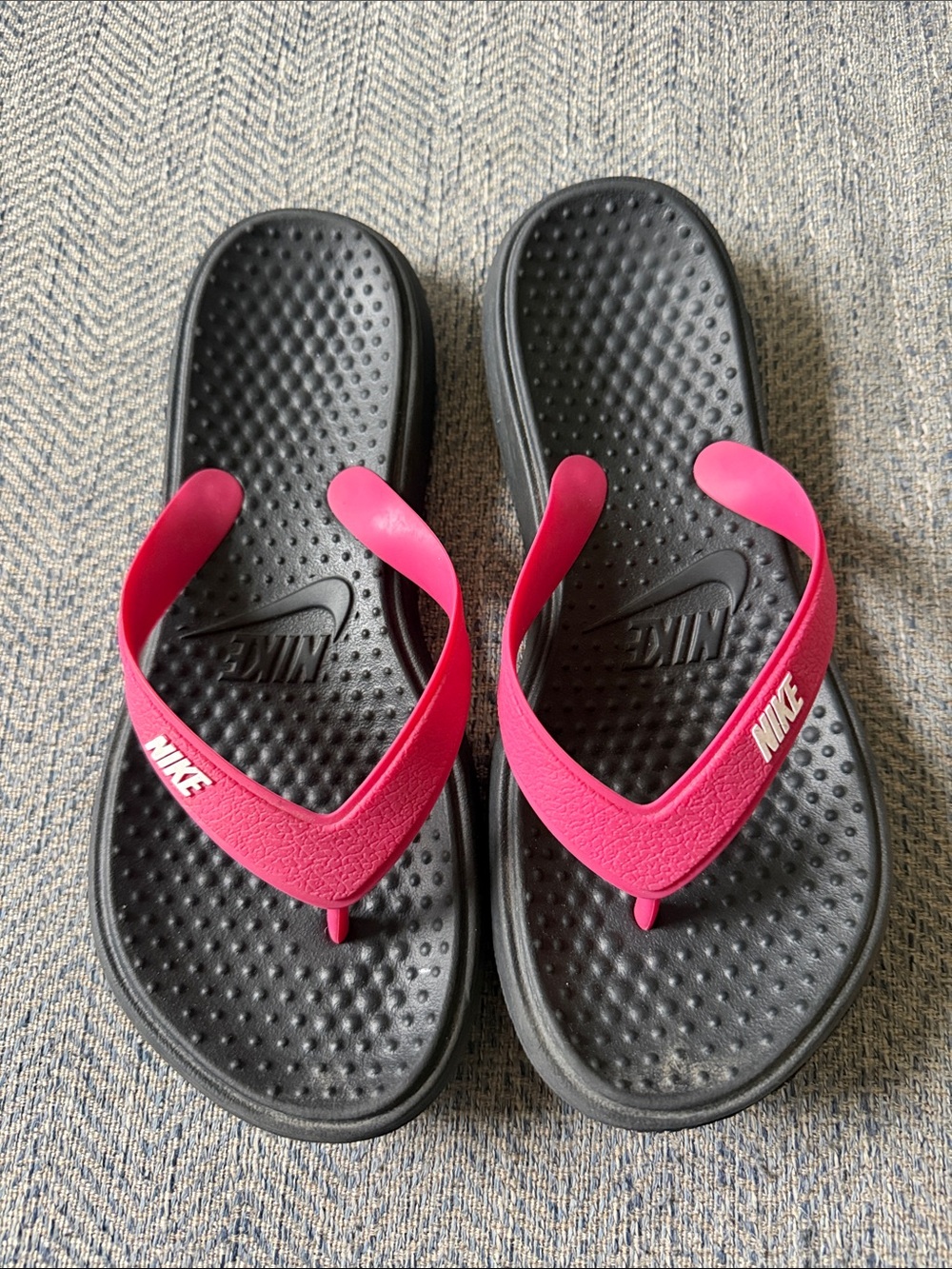 Nike Solay Women’s Pink Flip Flop Sandal Shoes Size: 7